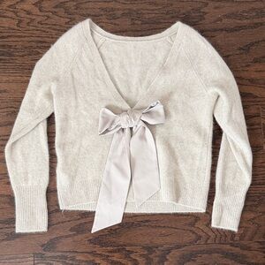 Vineyard Vines Cream V-Neck Sweater with Bow